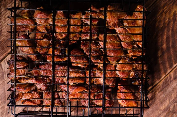 Izgarada barbekü. Tahtada şiş kebap..