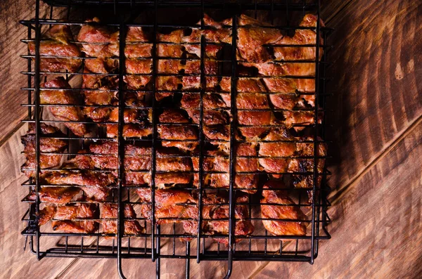 Izgarada barbekü. Tahtada şiş kebap..