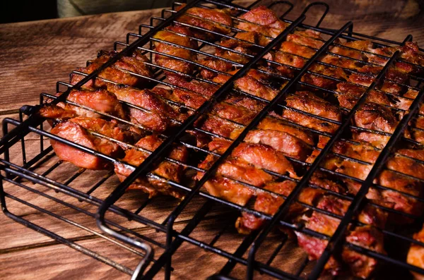 Izgarada barbekü. Tahtada şiş kebap..