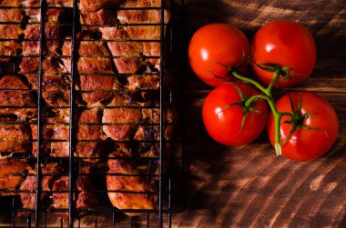 Tahtada taze domatesli şiş kebap..
