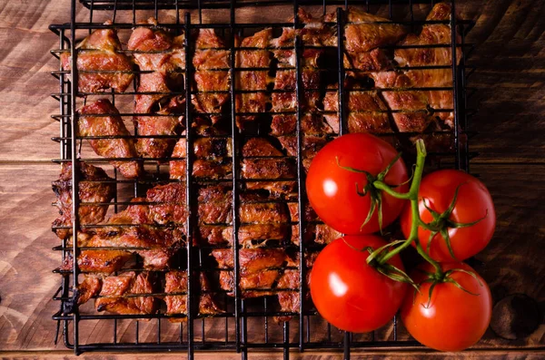 Delizioso Spiedino Shish Tavole Legno Con Pomodori Freschi — Foto Stock