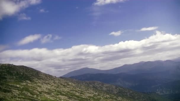 Nubes Tormenta Sobre Las Coloridas Montañas Nubes Azules Flotan Sobre — Vídeos de Stock