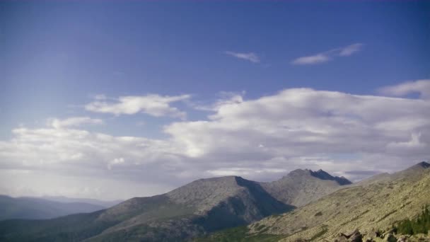 Nuages Orageux Sur Les Montagnes Colorées Nuages Bleus Flottent Sur — Video