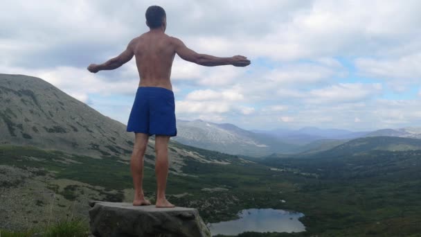 Άνθρωπος Στέκεται Στην Κορυφή Ενός Βουνού Ανοιχτά Χέρια Στην Κορυφή — Αρχείο Βίντεο