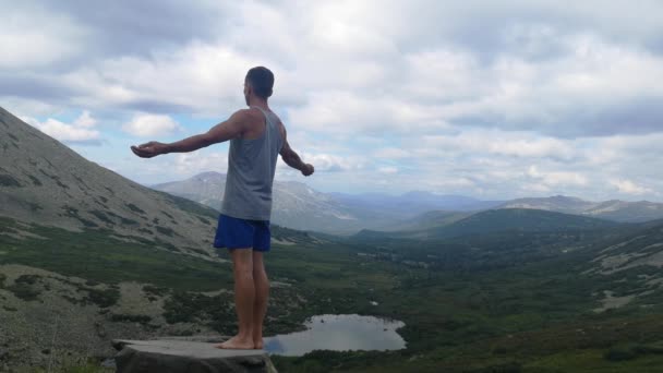 Άνθρωπος Στέκεται Στην Κορυφή Ενός Βουνού Ανοιχτά Χέρια Στην Κορυφή — Αρχείο Βίντεο