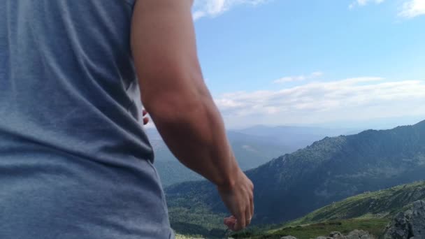 Homme Tient Sommet Une Montagne Avec Les Mains Ouvertes Sommet — Video