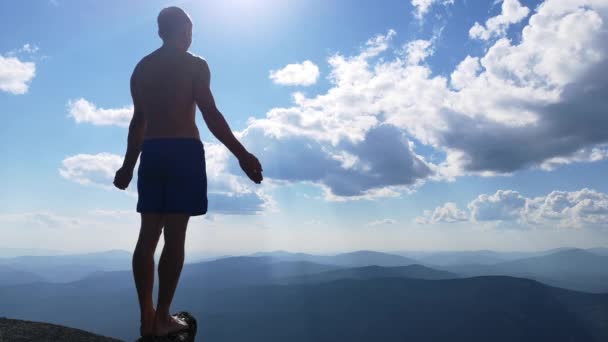 Homme Tient Sommet Une Montagne Avec Les Mains Ouvertes Sommet — Video