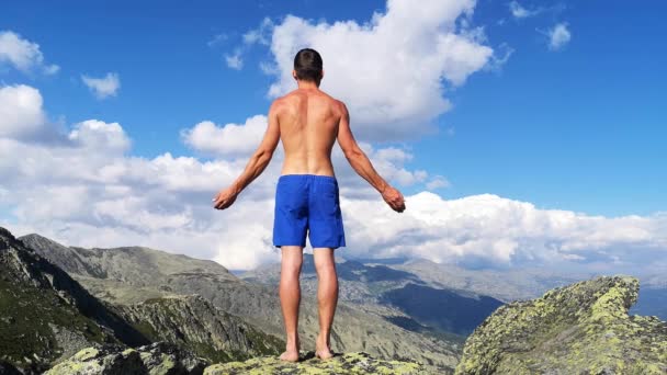 Homme Tient Sommet Une Montagne Avec Les Mains Ouvertes Sommet — Video