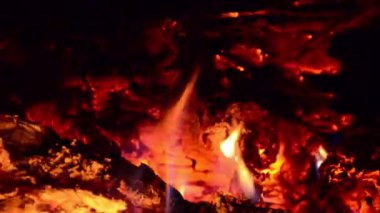 Şöminede yanan odun.