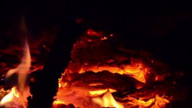 Şöminede yanan odun.