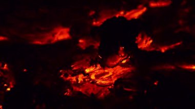 Şöminede yanan odun.