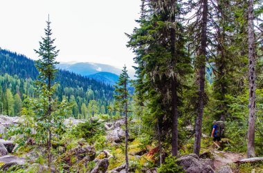 Yüksek dağdan görüntü. Gökyüzündeki bulutlar.