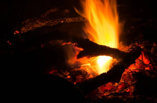 Embers Burn Hardwood Fire — Stock Photo, Image