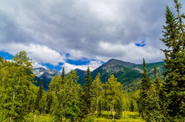 Yüksek dağdan görüntü. Gökyüzündeki bulutlar.