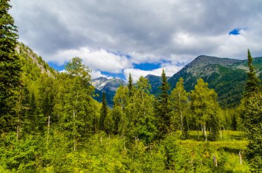 Yüksek dağdan görüntü. Gökyüzündeki bulutlar.