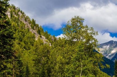 Yüksek dağdan görüntü. Gökyüzündeki bulutlar.