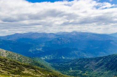 Yüksek dağdan görüntü. Gökyüzündeki bulutlar.
