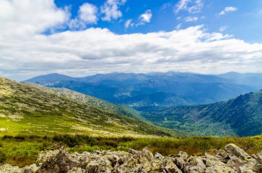 Yüksek dağdan görüntü. Gökyüzündeki bulutlar.