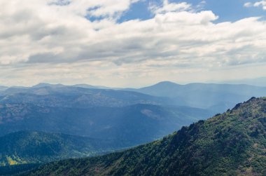 Yüksek dağdan görüntü. Gökyüzündeki bulutlar.