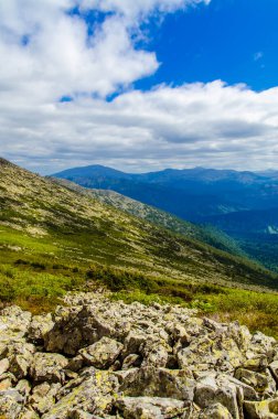 Yüksek dağdan görüntü. Gökyüzündeki bulutlar.