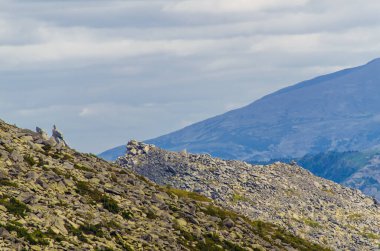 Yüksek dağdan görüntü. Gökyüzündeki bulutlar.