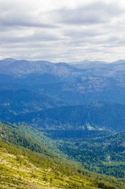 Yüksek dağdan görüntü. Gökyüzündeki bulutlar.