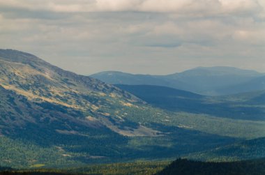 Yüksek dağdan görüntü. Gökyüzündeki bulutlar.