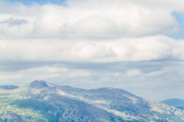 Yüksek dağdan görüntü. Gökyüzündeki bulutlar.