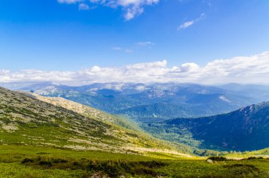 Yüksek dağdan görüntü. Gökyüzündeki bulutlar.