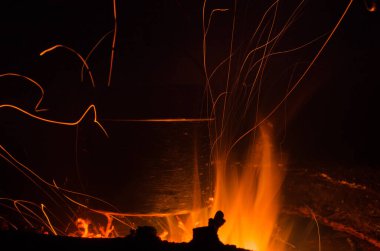 Kampanyada yangın çıktı. Ateşin yanında bir çaydanlık çay