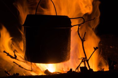 Kampanyada yangın çıktı. Ateşin yanında bir çaydanlık çay