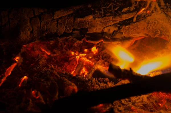 Embers Burn Hardwood Fire — Stock Photo, Image