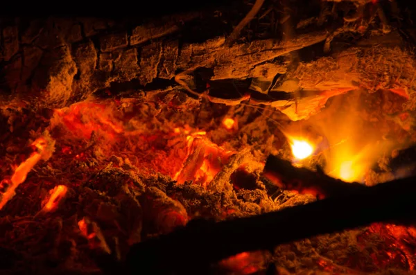 Embers Burn Hardwood Fire — Stock Photo, Image