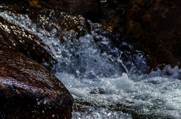 夏の岩だらけの山の川の水のシルクで — ストック写真
