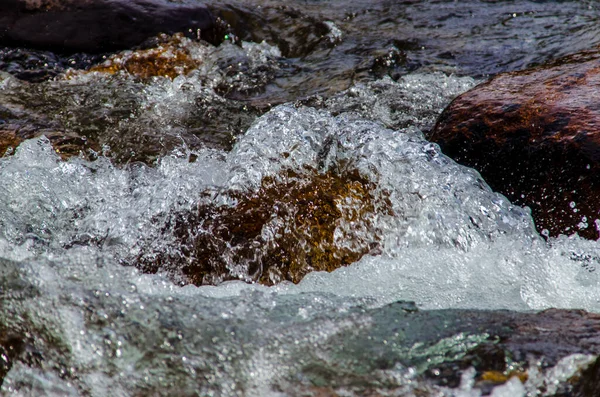 Yazın Kayalık Dağ Nehir Suyu Ipeği Dağ Nehri — Stok fotoğraf