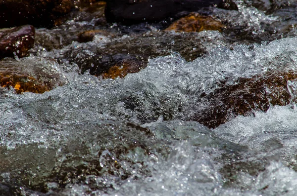 Yazın Kayalık Dağ Nehir Suyu Ipeği Dağ Nehri — Stok fotoğraf