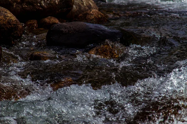 Yazın Kayalık Dağ Nehir Suyu Ipeği Dağ Nehri — Stok fotoğraf