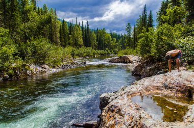 Yazın kayalık dağ nehir suyu ipeği. dağ nehri.