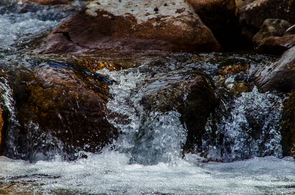 Yazın Kayalık Dağ Nehir Suyu Ipeği Dağ Nehri — Stok fotoğraf