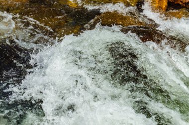 Yazın kayalık dağ nehir suyu ipeği. dağ nehri.