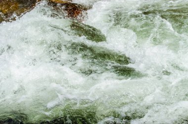 Yazın kayalık dağ nehir suyu ipeği. dağ nehri.