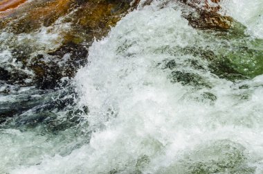 Yazın kayalık dağ nehir suyu ipeği. dağ nehri.