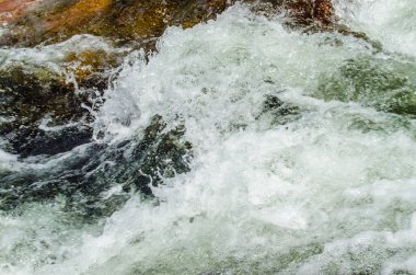 Yazın kayalık dağ nehir suyu ipeği. dağ nehri.