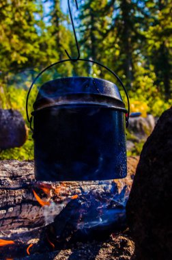 Kampanyada yangın çıktı. Ateşin yanında bir çaydanlık çay