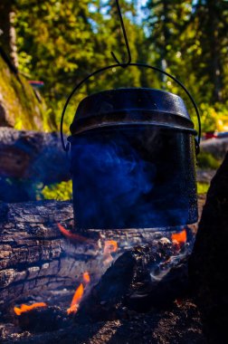 Kampanyada yangın çıktı. Ateşin yanında bir çaydanlık çay