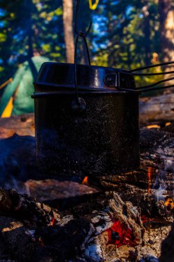 Kampanyada yangın çıktı. Ateşin yanında bir çaydanlık çay
