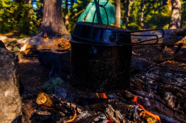 Kampanyada yangın çıktı. Ateşin yanında bir çaydanlık çay