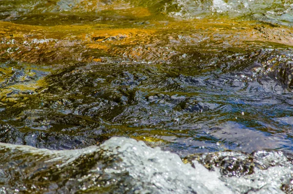 Musim Panas Berbatu Gunung Air Sutra Sungai Pegunungan Stok Gambar