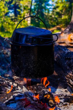 Kampanyada yangın çıktı. Ateşin yanında bir çaydanlık çay