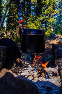 Kampanyada yangın çıktı. Ateşin yanında bir çaydanlık çay